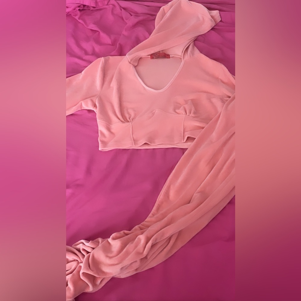 It’s a two piece set the color is pink the size is XL it’s real soft💯
